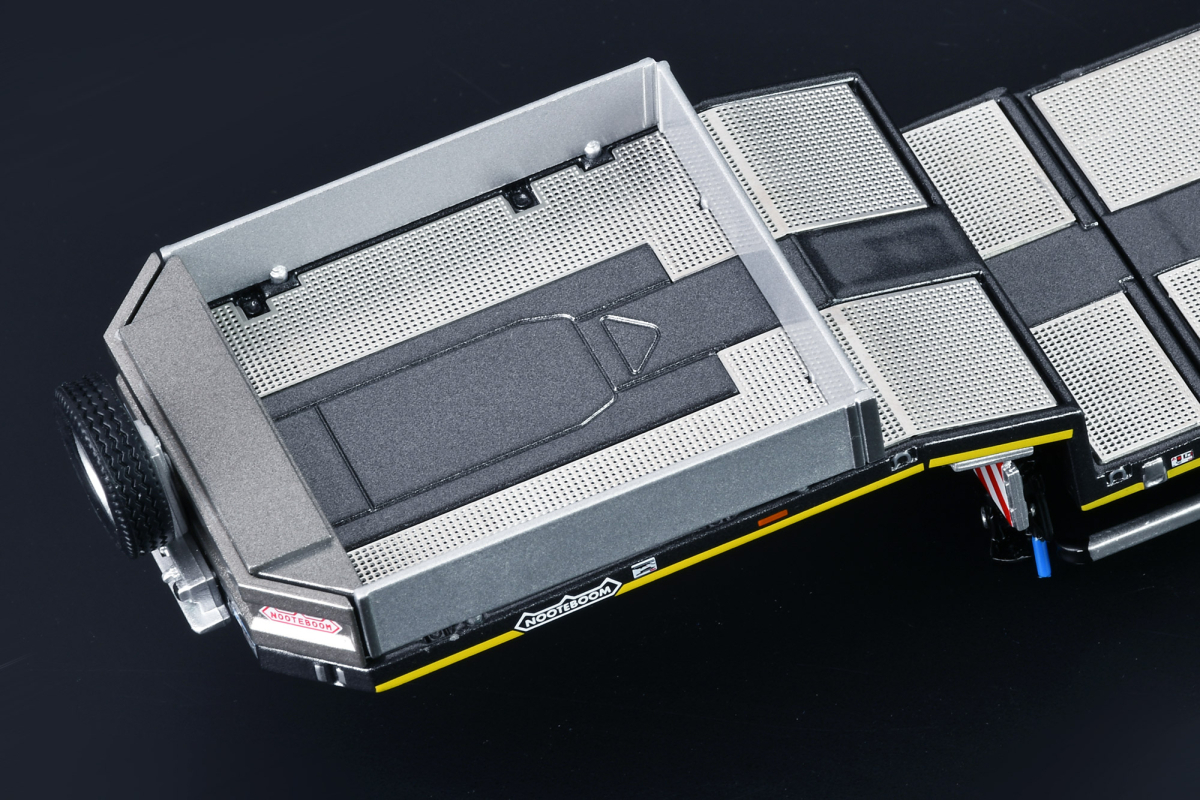 PRE-ORDER: X-tra Materiaal - 3-axle MCOS semi lowloader with Scania R Serie 6x2